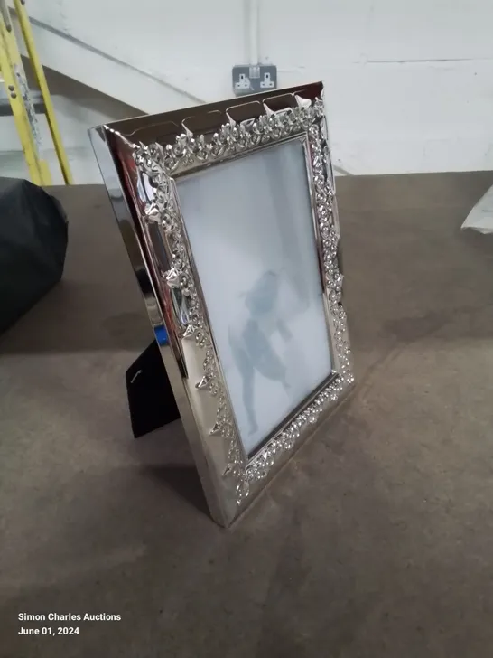 A PACK OF FOUR 4×6 PHOTO FRAMES WITH SILVER FINISH 