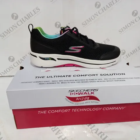 BOXED SKETCHERS GOWALK TRAINERS - SIZE UK 6