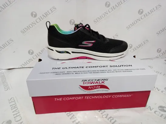 BOXED SKETCHERS GOWALK TRAINERS - SIZE UK 6