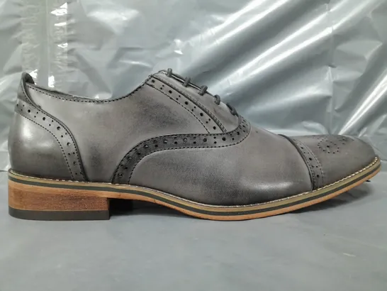 BOXED PAIR OF GOOR SHOES IN GREY SIZE 7