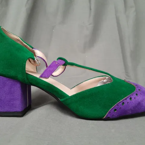 BOXED PAIR OF DESIGNER CLOSED TOE BLOCK HEEL SHOES IN GREEN/PURPLE EU SIZE 41