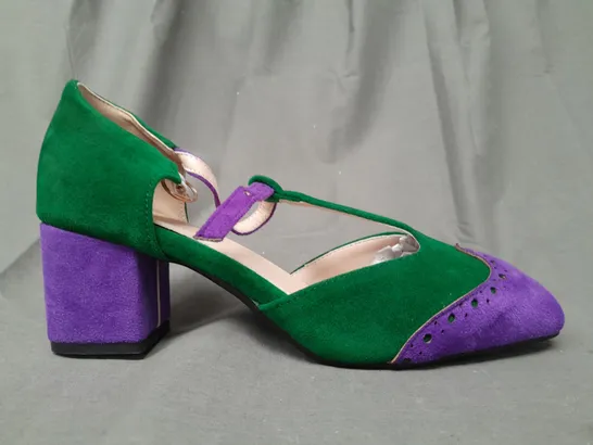 BOXED PAIR OF DESIGNER CLOSED TOE BLOCK HEEL SHOES IN GREEN/PURPLE EU SIZE 41