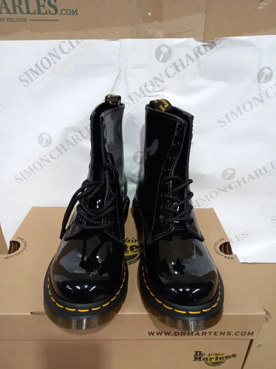 BOXED PAIR OF DR MARTENS PATENT LAMPER LACE UP BOOTS SIZE 6