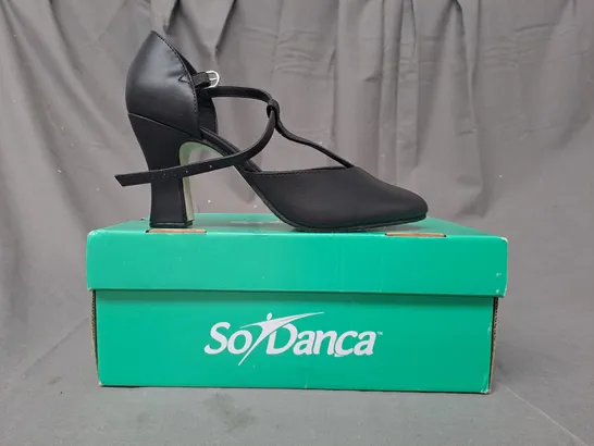 BOXED PAIR OF SO DANCA CLOSED TOE HEELED SHOES IN BLACK UK SIZE 4