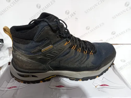 BOXED SKECHERS MENN WATERPROOF BOOTS, NAVY/BLACK - SIZE 12