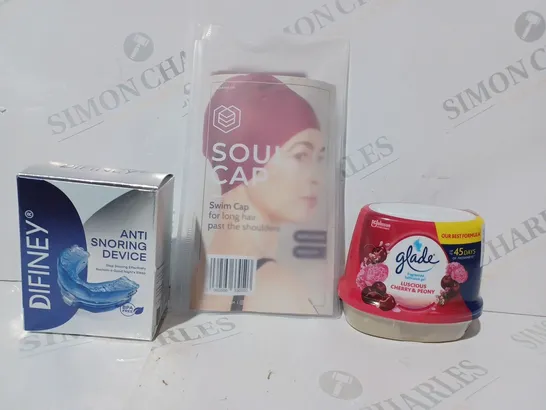 APPROXIMATELY 15 ASSORTED HOUSEHOLD ITEMS TO INCLUDE SWIM CAP, FRAGRANCED BATHROOM GEL, ANTI SNORING DEVICE, ETC