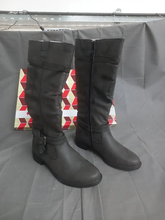 BOXED PAIR OF CARROU KNEE HIGH BLACK HEELED BOOTS SIZE 38