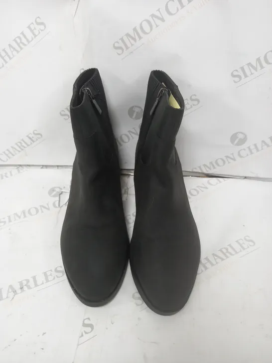 BOXED VIONIC  BLACK HEEL BOOT SIZE 5