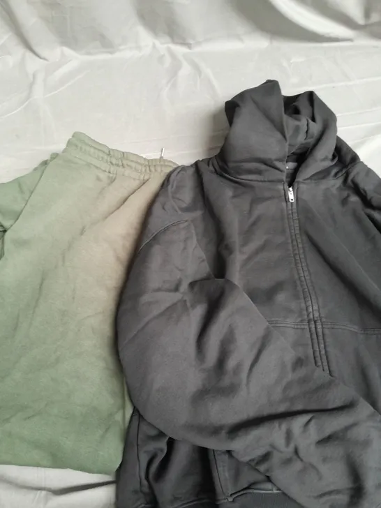 APPROXIMATELY 20 CLOTHING ITEMS TO INCLUDE JOGGERS AND HOODIE ASSORTED SIZES, STYLES AND COLOURS