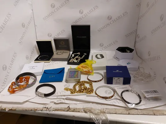 LOT OF ASSORTED JEWELLERY TO BRACELETS, EARRINGS, AND NECKLACES.