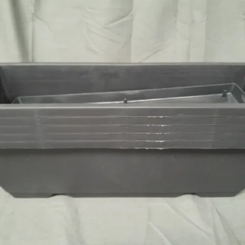 BOXED UNBRANDED SET OF APPROXIMATELY 5 PLANTERS IN BLACK