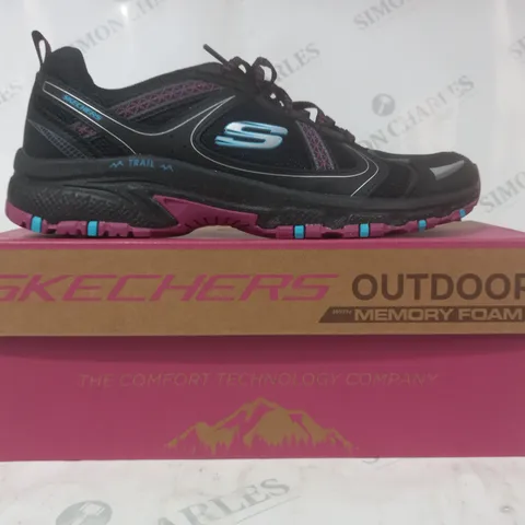 BOXED PAIR OF SKECHERS MEMORY FOAM TRAIL SHOES IN BLACK SIZE 7