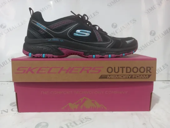 BOXED PAIR OF SKECHERS MEMORY FOAM TRAIL SHOES IN BLACK SIZE 7