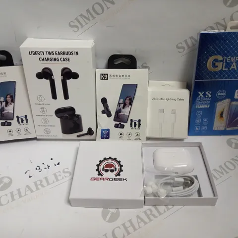 LOT OF APPROIMATELY 20 ASSORTED ELECTRICALS AND PHONE ACCESSORIES TO INCLUDE LIBERTY TWS EARBUDS, USB-C TO LIGHTNING CABLE, GEARGEEK WIRELESS EARBUDS, ETC