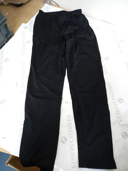 NIKE ACADEMY PANTS IN TRIPLE BLACK - JUNIOR 13XL