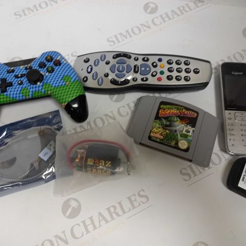 LOT OF APPROXIMATELY 15 ASSORTED ELECTRICAL ITEMS, TO INCLUDE GAMING CONTROLLER, PHONE HANDSET, GPS RECORDER, ETC