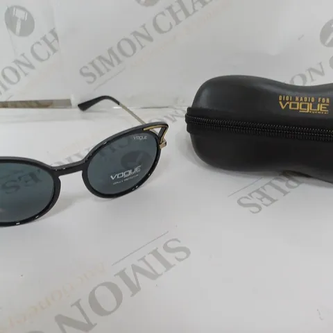 VOGUE PLASTIC FRAMED NERO SUNGLASSES 