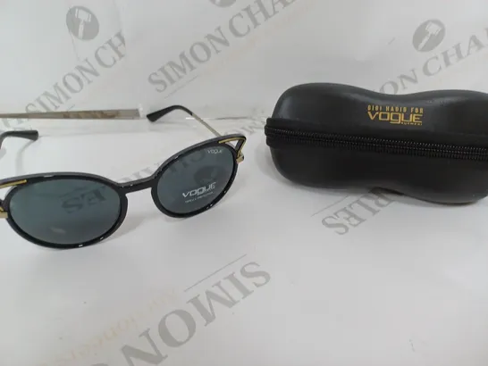 VOGUE PLASTIC FRAMED NERO SUNGLASSES 