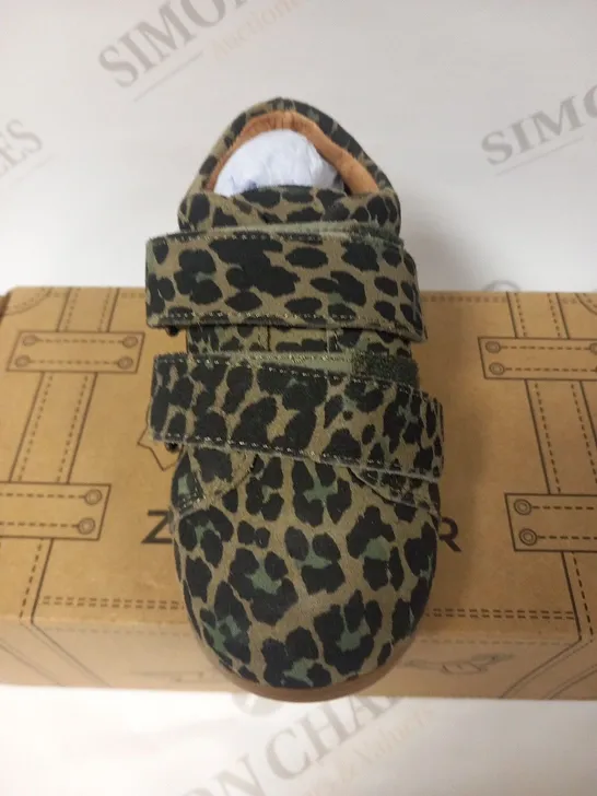 BOXED ZIG AND STAR ATOMIC DOUBLE VELCRO SHOE KHAKI CAMO SIZE 26