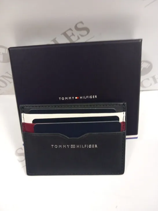 BOXED TOMMY HILFIGER THE CENTRAL SMOOTH WALLET