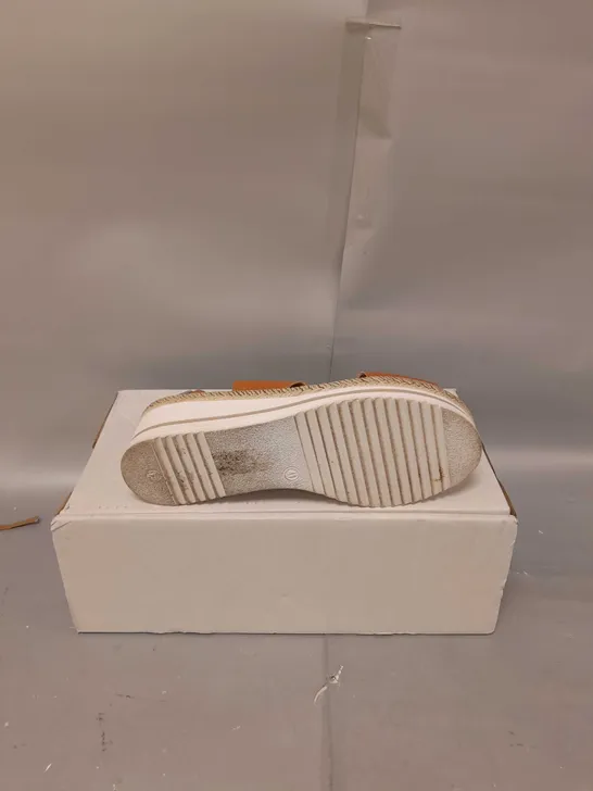 BOXED ADESSO LEATHER SANDALS SIZE 41