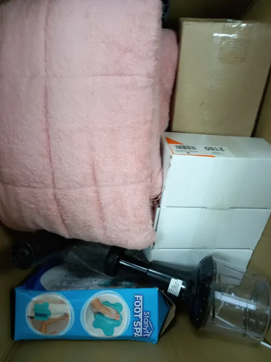 BOX OF APPROXIMATELY 10 ASSORTED ITEMS TO INCLUDE FOOD CHOPPER, SHOES, BLANKET ETC