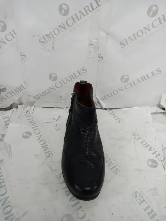 UNBOXED PAIR OF VIONIC LOIS BOOTS IN BLACK UK SIZE 6