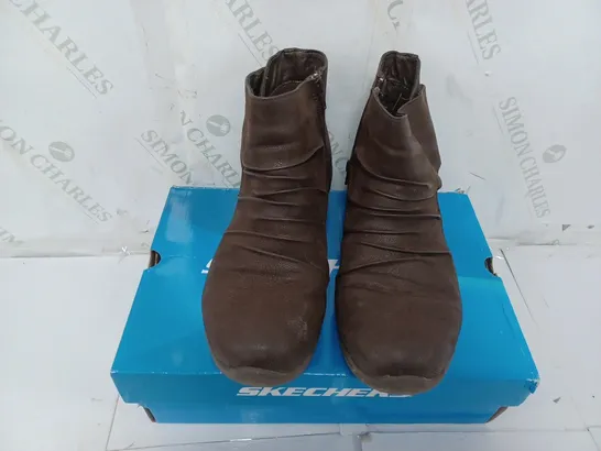 BOXED PAIR OF SKECHERS BOOTS IN CHOCOLATE SIZE 6.5  