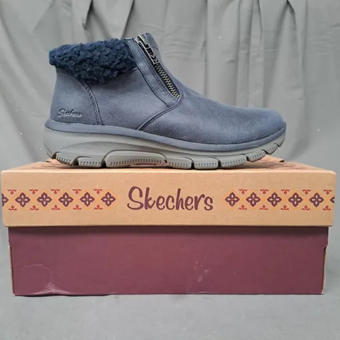 BOXED PAIR OF SKETCHERS EASY GOING BOOTS IN NAVY SIZE 3.5