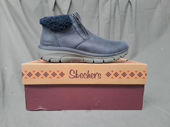 BOXED PAIR OF SKETCHERS EASY GOING BOOTS IN NAVY SIZE 3.5