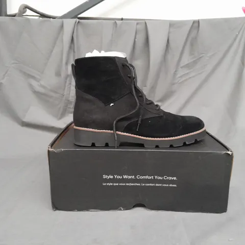 BOXED PAIR OF VIONIC LARSON LACE UP BOOTS SIZE 8
