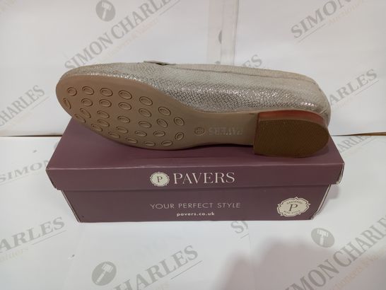 BOXED PAIR OF PAVERS SIZE 39