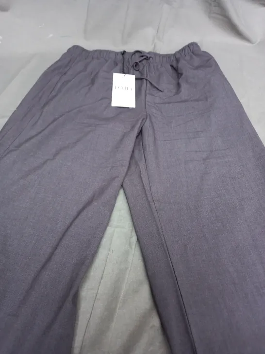 STRADIVARIUS DAILY TROUSERS IN LIGHT GREY - EUR L