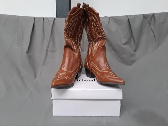 BOXED PAIR OF IDEAL CONTRAST STITCHING WESTERN COWBOY BOOTS IN CAMEL EU SIZE 39