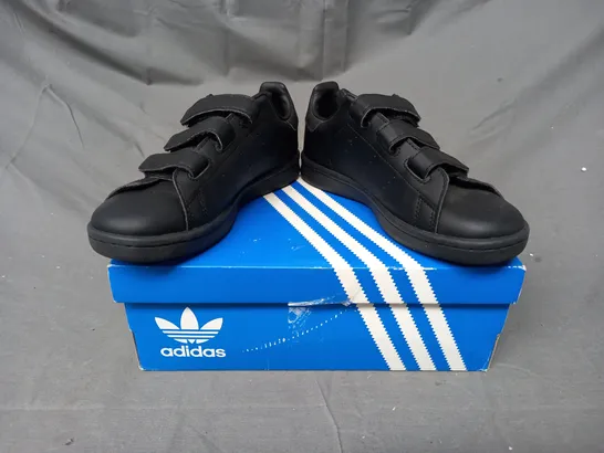 PAIR OF ADIDAS STAN SMITH KIDS SHOES IN BLACK UK SIZE 13.5