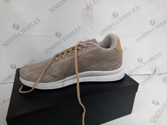 BOXED PAIR OF CONZURI BEIGE TRAINERS SIZE 9.5