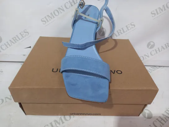 BOXED PAIR OF URBAN REVIVO OPEN TOE BLOCK HEEL SANDALS IN BLUE EU SIZE 39