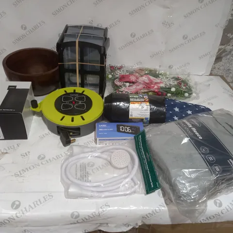 BOX OF APPROXIMATELY 30 ASSORTED ITEMS TO INCLUDE A TEETOK PLUS EXTENSION, TEDDY FLEECE FITTED SHEET AND A SOUNDLINK REVOLVE 2