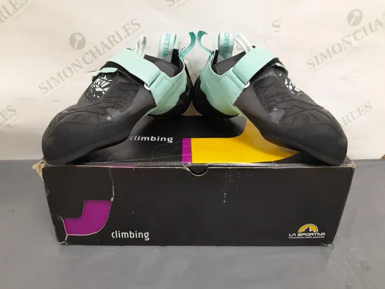 BOXED PAIR OF LA SPORTIVA SKWAMA VEGAN WOMENS CLIMBING SHOES IN CARBON/TURQUOISE UK 6.5