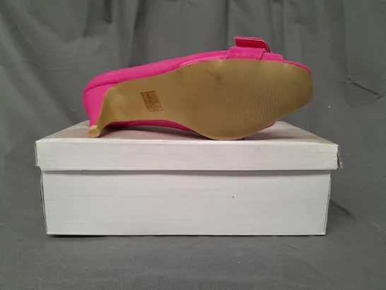 BOXED PAIR OF DESIGNER OPEN TOE MID HEELED SHOES IN FUCHSIA EU SIZE 39