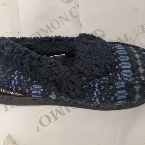 PAIR OF MUK LUKS ANAIS SLIPPERS IN NAVY/LIGHT BLUE - SIZE 9