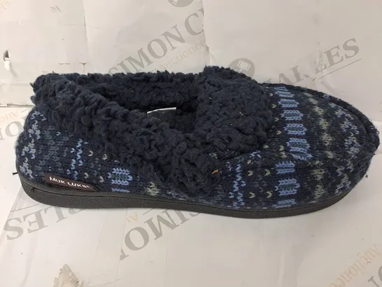 PAIR OF MUK LUKS ANAIS SLIPPERS IN NAVY/LIGHT BLUE - SIZE 9