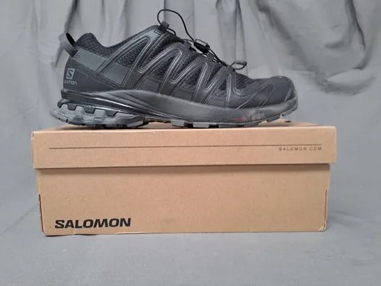 BOXED PAIR OF SALOMON XA PRO 3D V8 SHOES IN BLACK UK SIZE 9