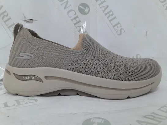 BOXED SKECHERS GO WALK ARCH FIT DELORA SLIP-ON TRAINERS IN TAUPE SIZE 3