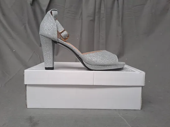 BOXED PAIR OF DESIGNER OPEN TOE HIGH BLOCK HEEL SANDALS IN METALLIC SILVER W. GLITTER EFFECT EU SIZE 39