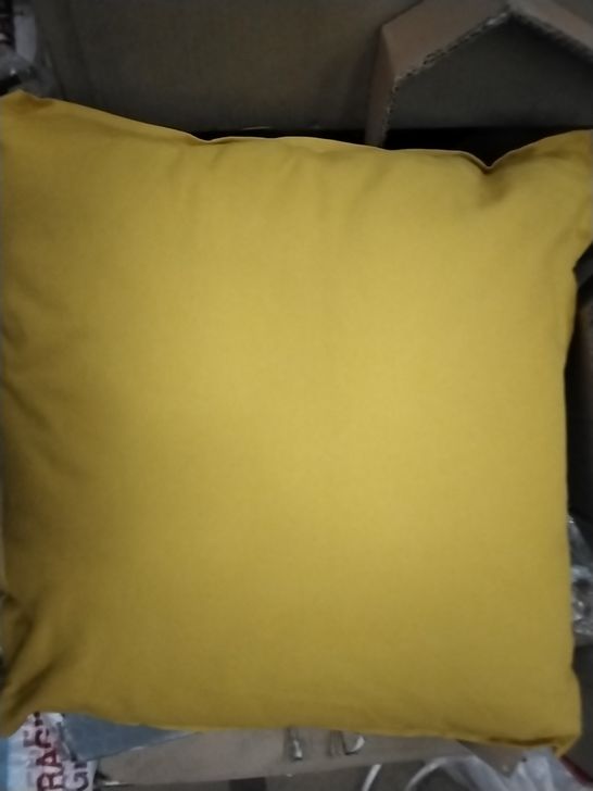 BAGGED GOODHOME HIVA YELLOW CUSHION 