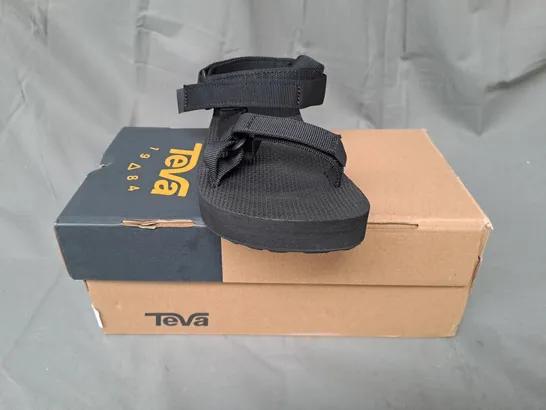 BOXED PAIR OF TEVA OPEN TOE SANDALS IN BLACK UK SIZE 6