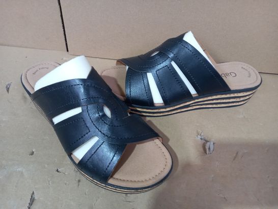 BOXED PAIR OF DESIGNER FAUX LEATHER SANDAL IN BLACK SIZE 6 1/2