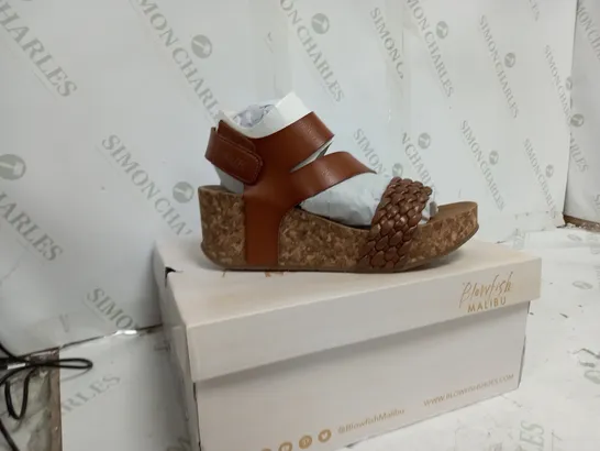 BLOWFISH MALIBU WOOD SANDAL SIZE 4