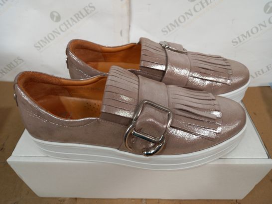 BOXED PAIR OF MODE IN PELLE  WEDGE LOAFER-STYLE SHOES IN SHINY ROSE GOLD, EU SIZE 41